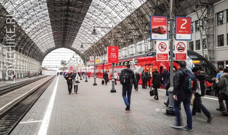Киевский вокзал в Москве. Двухэтажный аэроэкспресс в аэропорт Внуково.